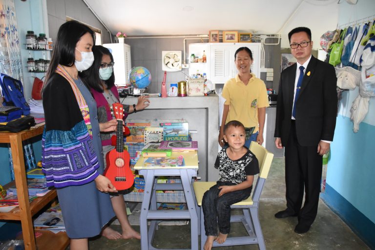 Read more about the article สพป.เชียงราย เขต 1 ตรวจเยี่ยม 4 ครอบครัว พิจารณาความพร้อมในการเปิด “บ้านเรียน”