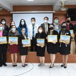 Read more about the article พิธีมอบเกียรติบัตรสถานศึกษาที่มีผลการปฏิบัติงานด้านการเงิน และ การบัญชี ระดับดีมากและระดับดี