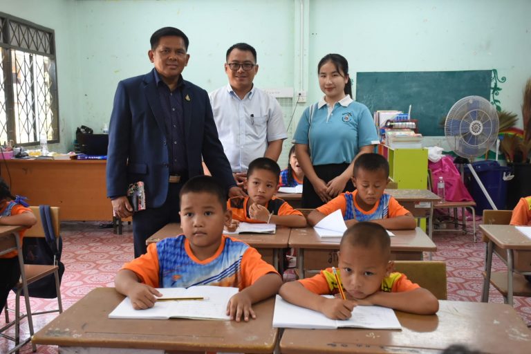 Read more about the article ผอ.สพป.เชียงราย เขต 1 ตรวจเยี่ยมโรงเรียนบ้านจะคือ ยกย่องเป็นโรงเรียนดีที่ก้าวข้ามความขาดแคลน