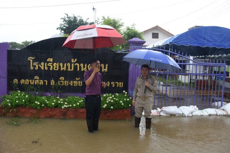 Read more about the article สพป.ชร.1 รุดตรวจเยี่ยมร่วมอำนวยการป้องกันความเสียหายน้ำท่วมโรงเรียนบ้านดอน อ.เวียงชัย