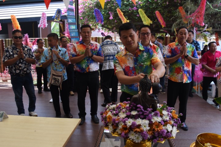 Read more about the article สพป.เชียงราย เขต 1 ทำบุญสำนักงานและพิธีรดน้ำดำหัวในเทศกาลปี๋ใหม่เมือง พ.ศ.2568