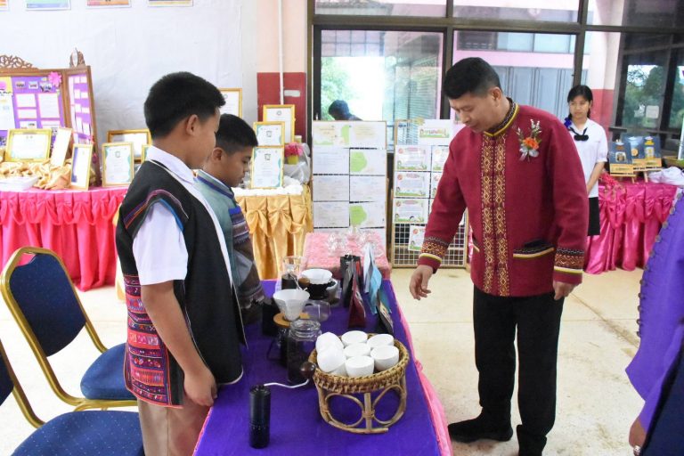 Read more about the article #สพป.เชียงราย เขต 1 ประเมินสัมฤทธิผลการปฏิบัติงานในหน้าที่ผู้อำนวยการสถานศึกษา โรงเรียนแม่มอญวิทยา ในระยะเวลา 1 ปี