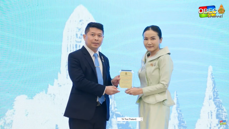 Read more about the article ผอ.สพป.เชียงราย เขต 1 รับมอบ 3 โล่รางวัลรางวัลสำคัญในการปฏิบัติหน้าที่ฯ ในการประชุม ผอ.สพท ทั่วประเทศ