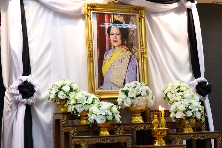 Read more about the article จัดพิธีลงนามแสดงความไว้อาลัย สำนึกในพระมหากรุณาธิคุณเป็นล้นพ้นอันหาที่สุดมิได้ น้อมร่วมส่งสมเด็จพระนางเจ้าสิริกิติ์ พระบรมราชินีนาถ พระบรมราชชนนีพันปีหลวง เสด็จสู่สวรรคาลัย