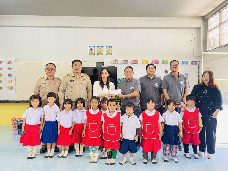 Read more about the article สพป.เชียงราย เขต 1 และบริษัท แสงวิวัฒน์เชียงราย จำกัด โดยผู้แทน นายชัยรัตน์ ผะอบเหล็ก พร้อมคณะ ร่วมรับมอบงบประมาณ สำหรับจัดหา Smart TV เพื่อการจัดการเรียนการสอนทางไกลผ่านดาวเทียม