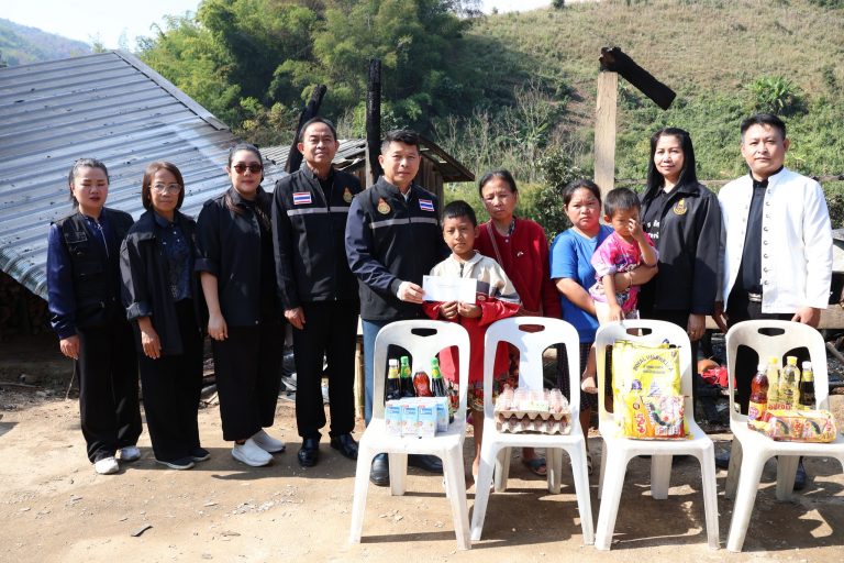 Read more about the article สพป.ชร.1 รุดช่วยเหลือและขอระดมสรรพกำลังในการช่วยเหลือครอบครัวนักเรียนที่ประสบเหตุเพลิงไหม้บ้านพักอาศัย